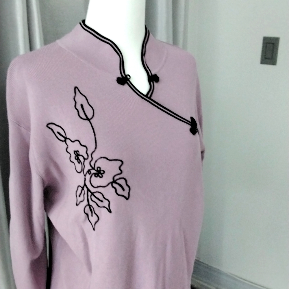 Vintage mauve sweater with mandarin collar and flower motif - Picture 2 of 10